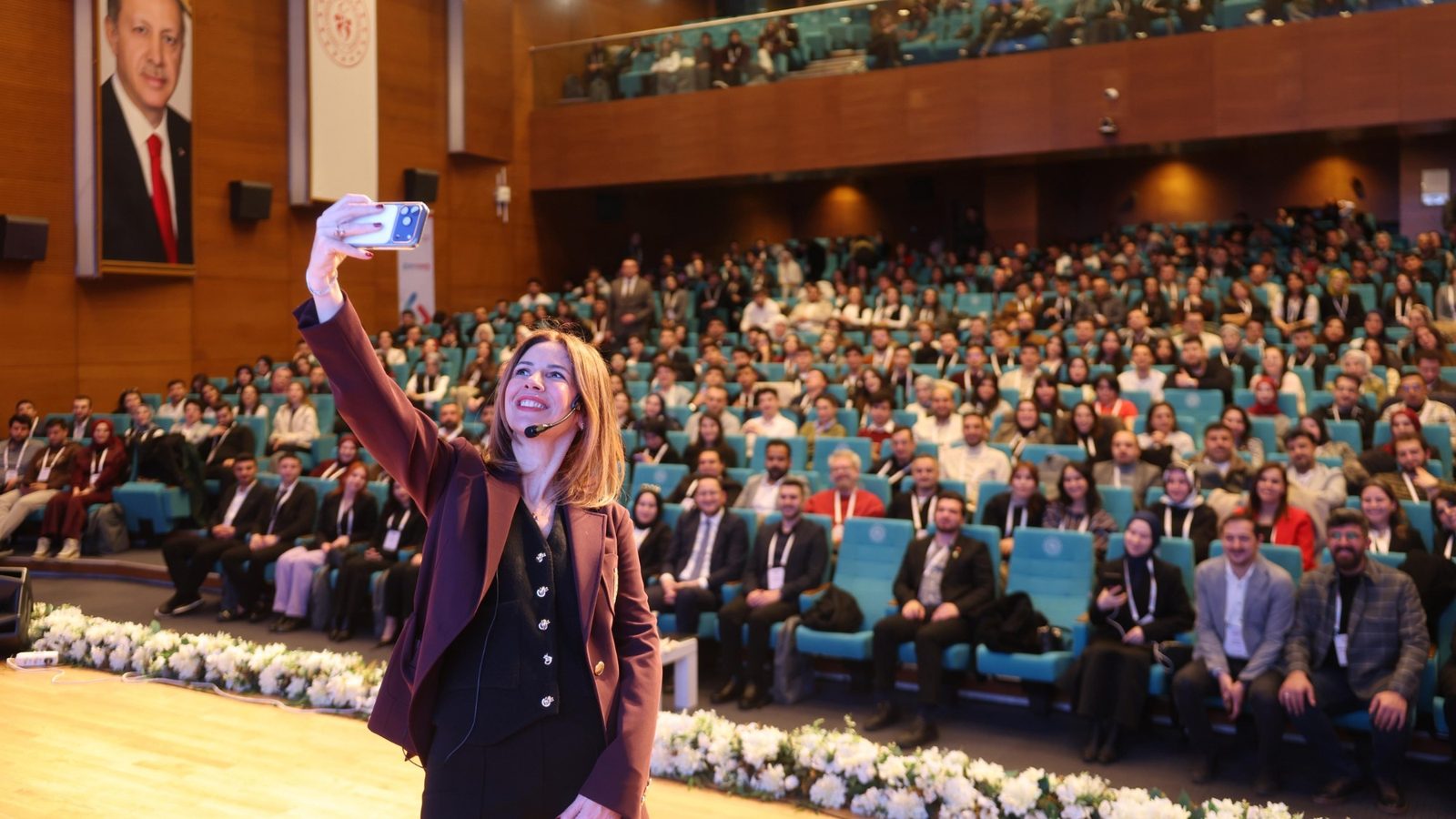 Defne İncekara taking a photo with the audience from the stage at the GENÇ 2030 event of the Turkish Ministry of Youth and Sports