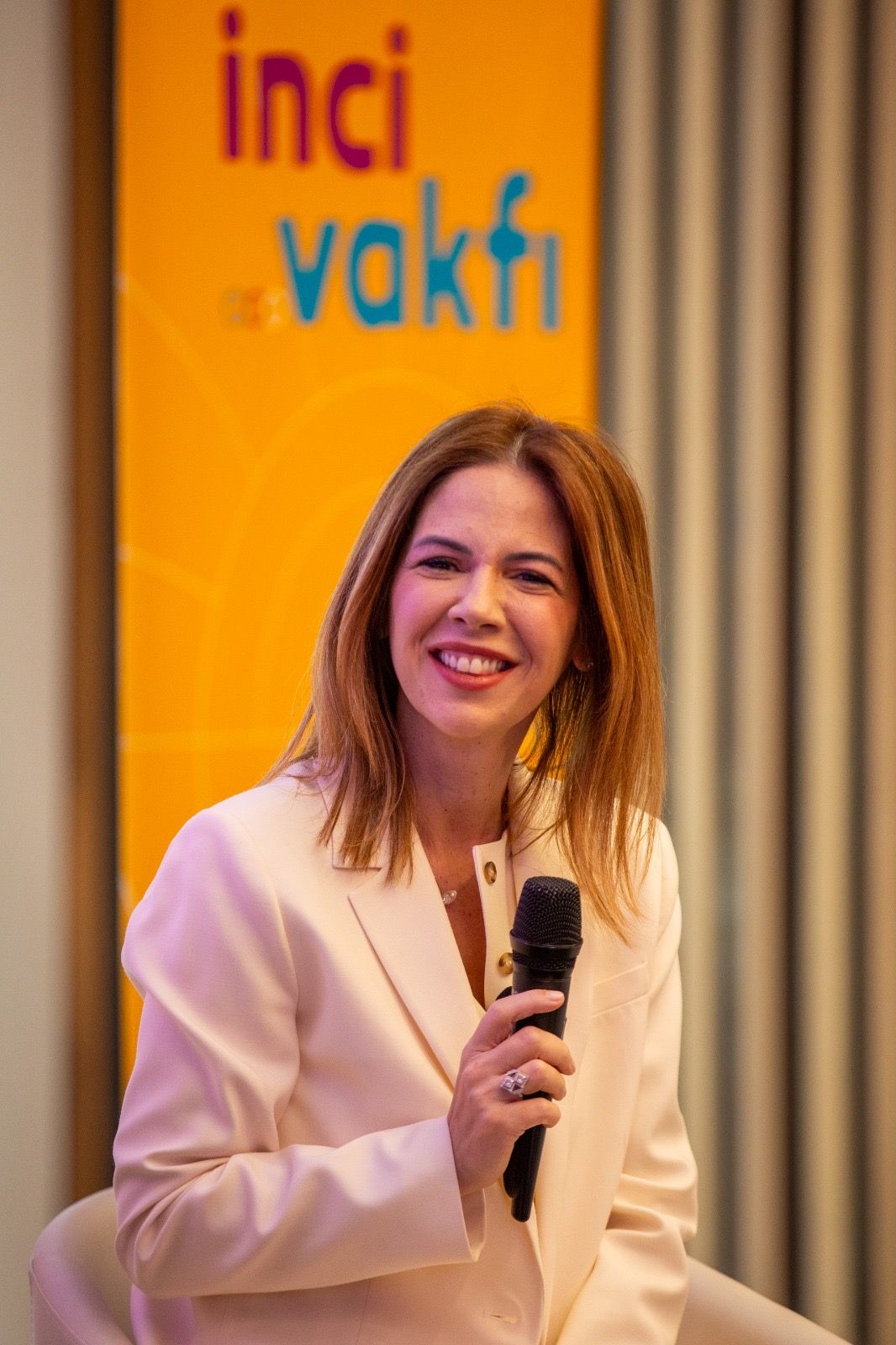 Keynote konuşma, mikrofonla sahnede
