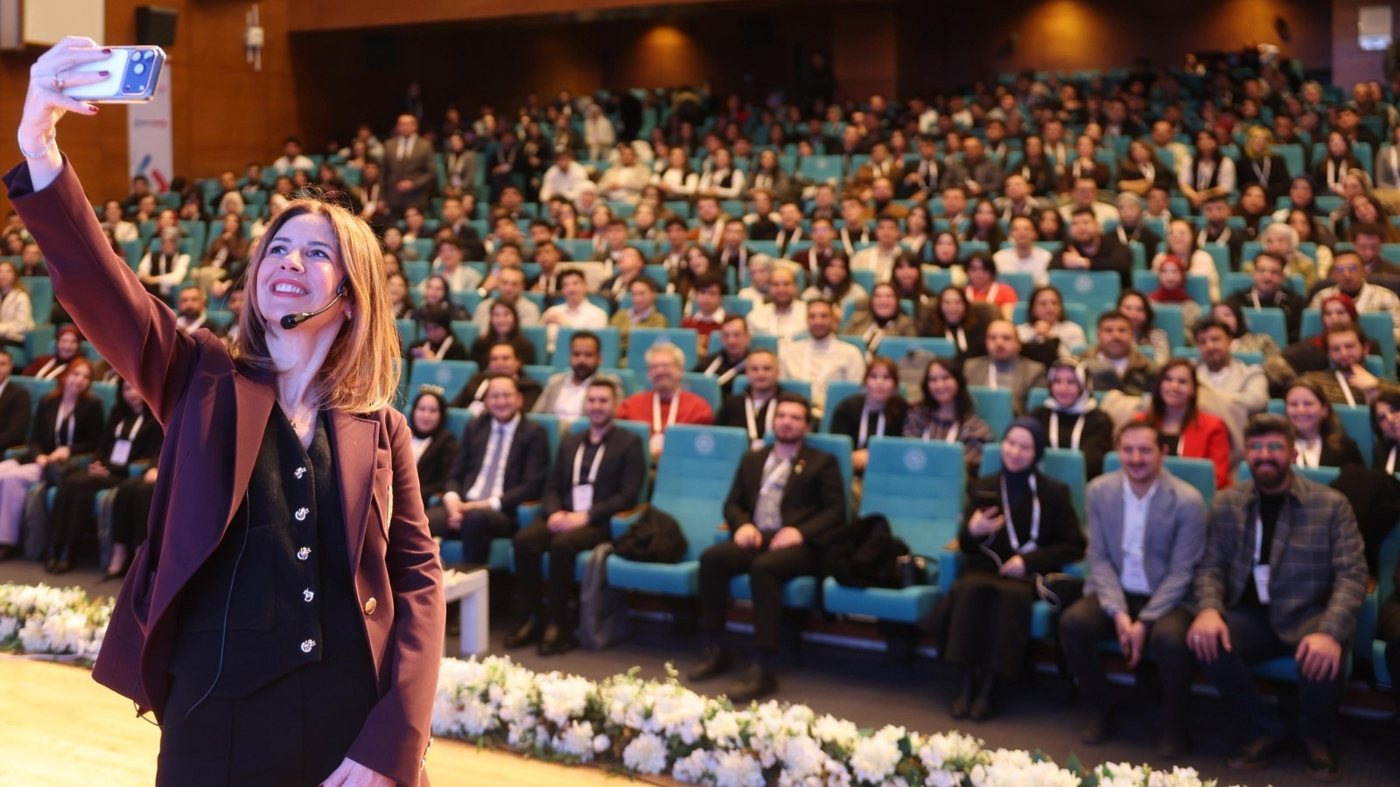 Büyük konferans salonunda kalabalık bir eğitim etkinliği