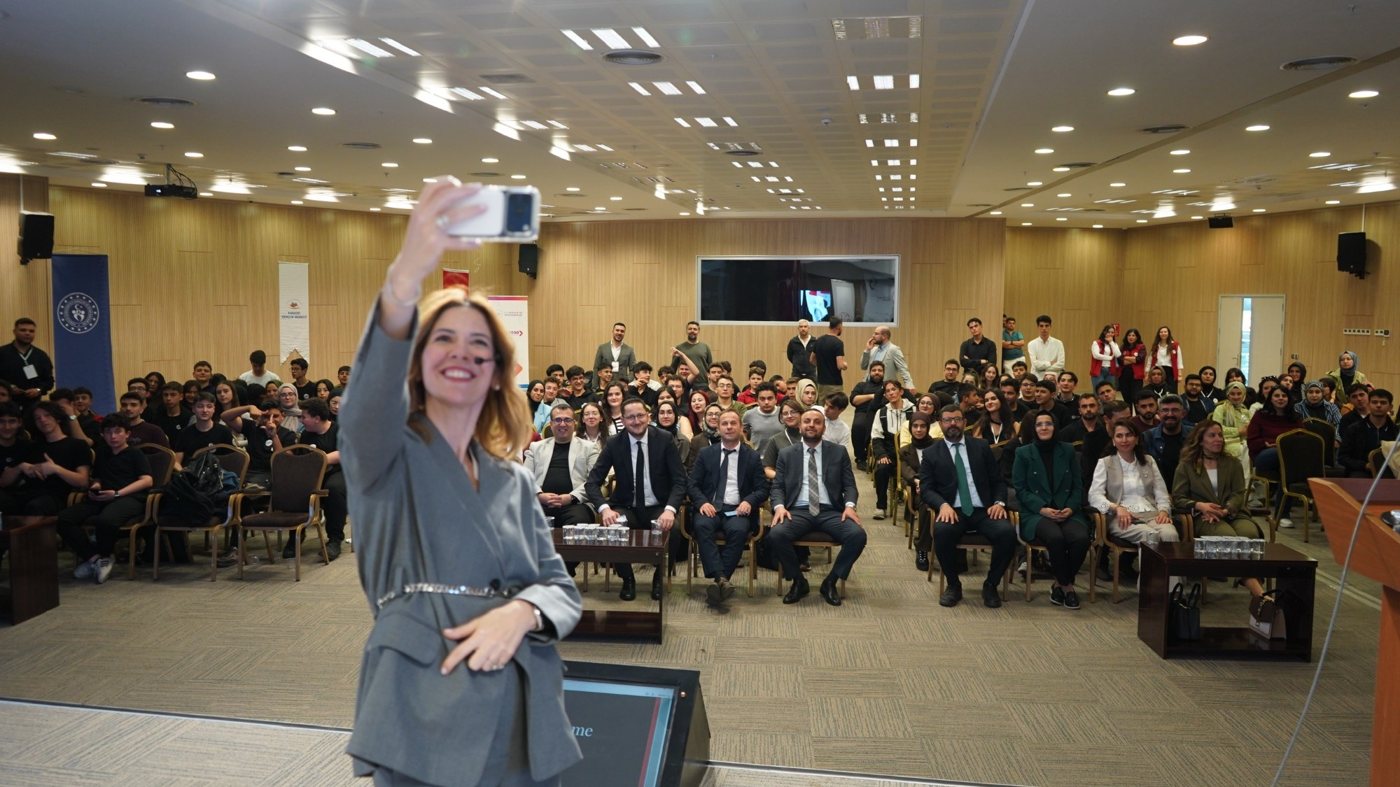 Seminer salonunda yöneticiler ve ekiplerle eğitim