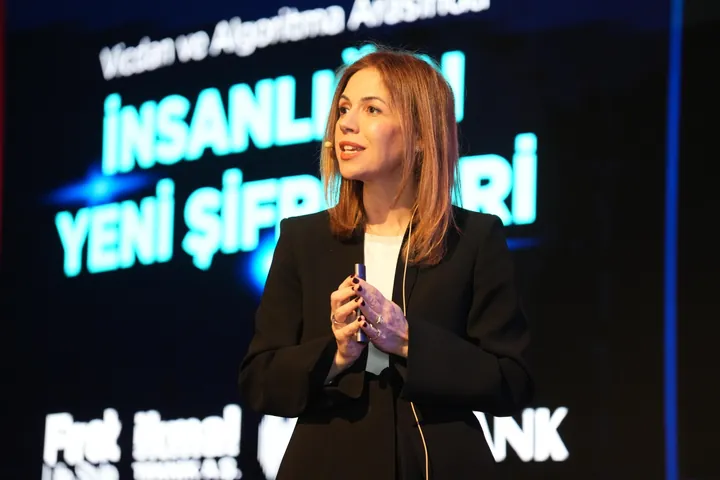Defne İncekara sahnede yapay zeka ve kurumsal finans (AI CFO) konulu keynote veriyor
